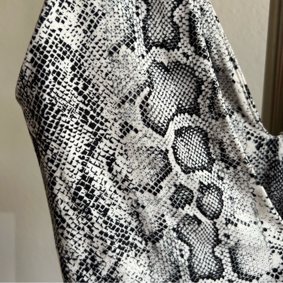 ⭕️SOLD⭕️Fore snakeskin bodysuit size medium body suit Gray White - Picture 10 of 12